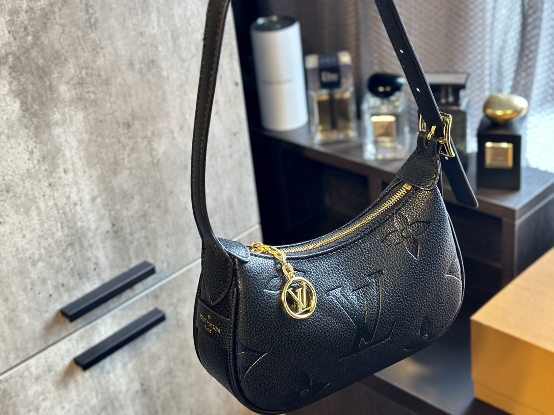 Louis new arrival hobo bag size: 21 * 11cm