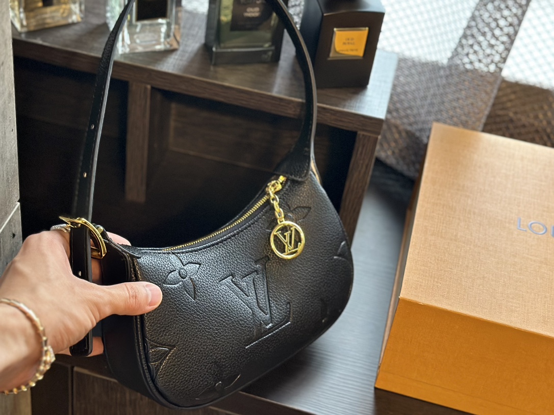 Louis new arrival hobo bag size: 21 * 11cm