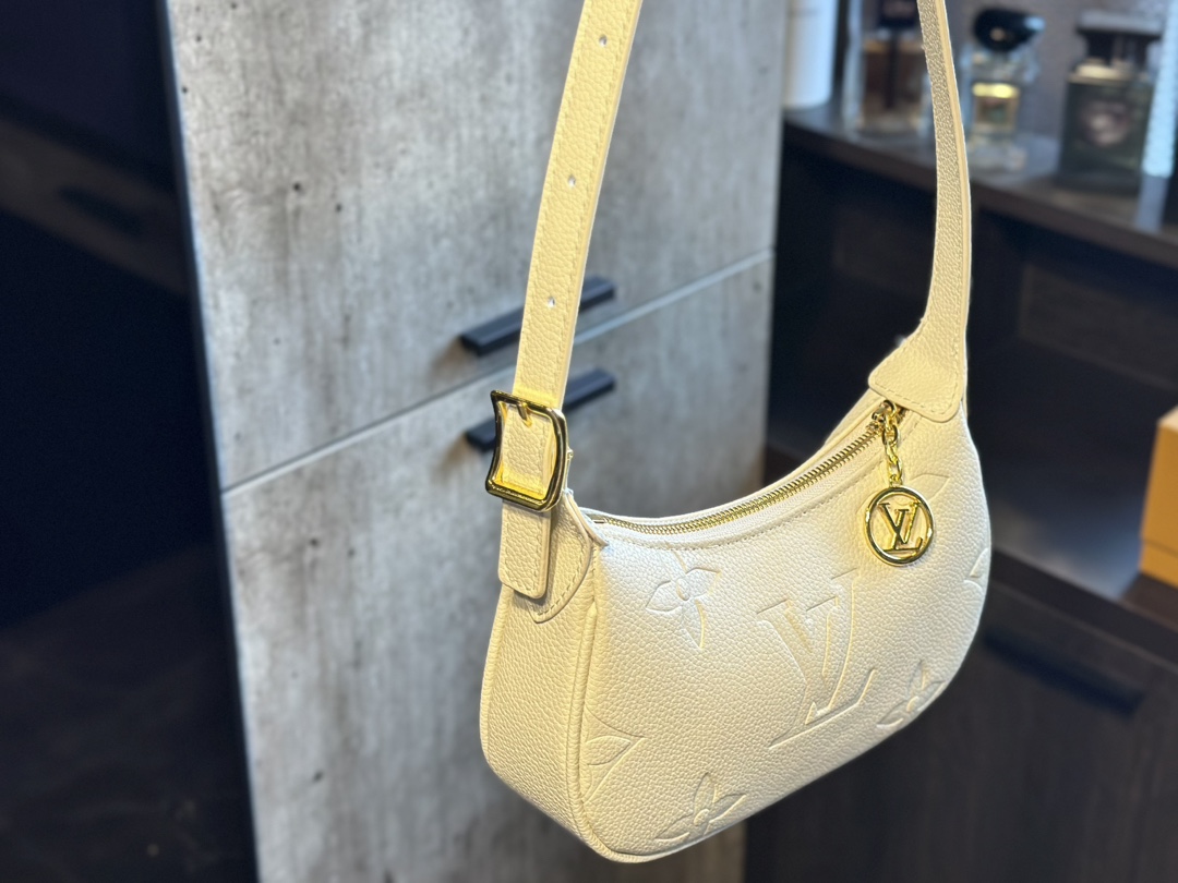Louis new arrival hobo bag size: 21 * 11cm