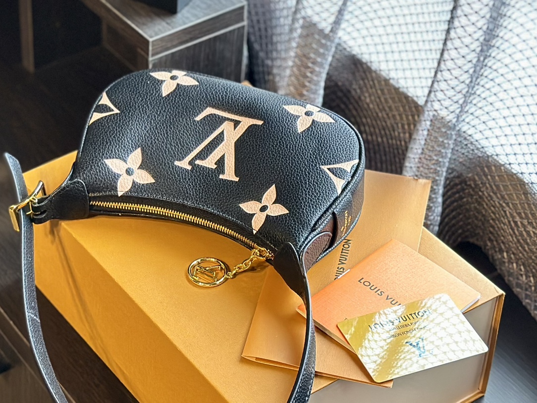 Louis new arrival hobo bag size: 21 * 11cm