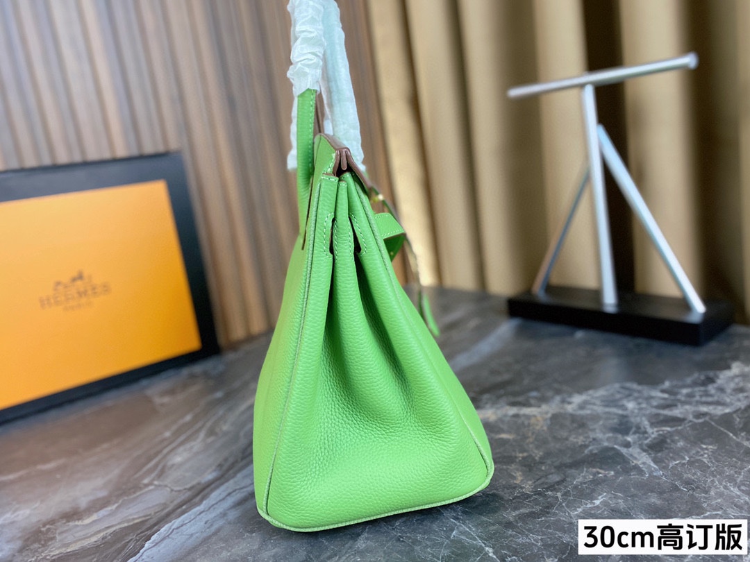 Her birkin new arrival bag green