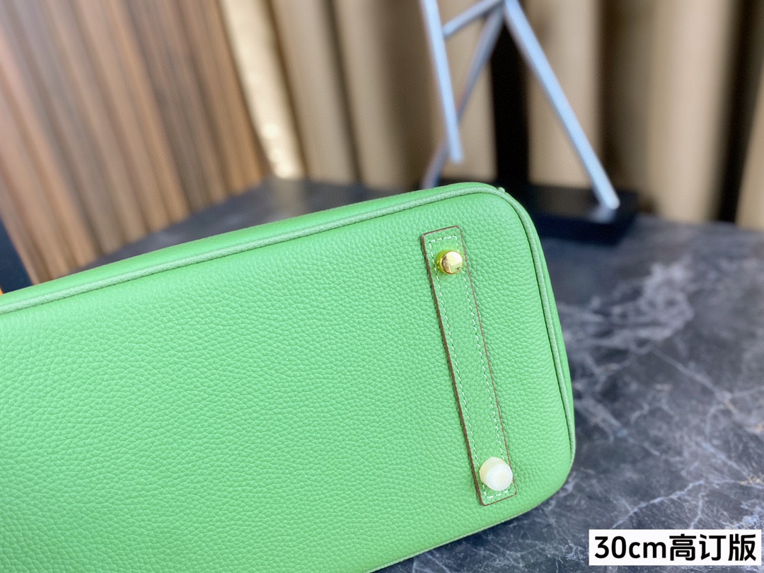 Her birkin new arrival bag green