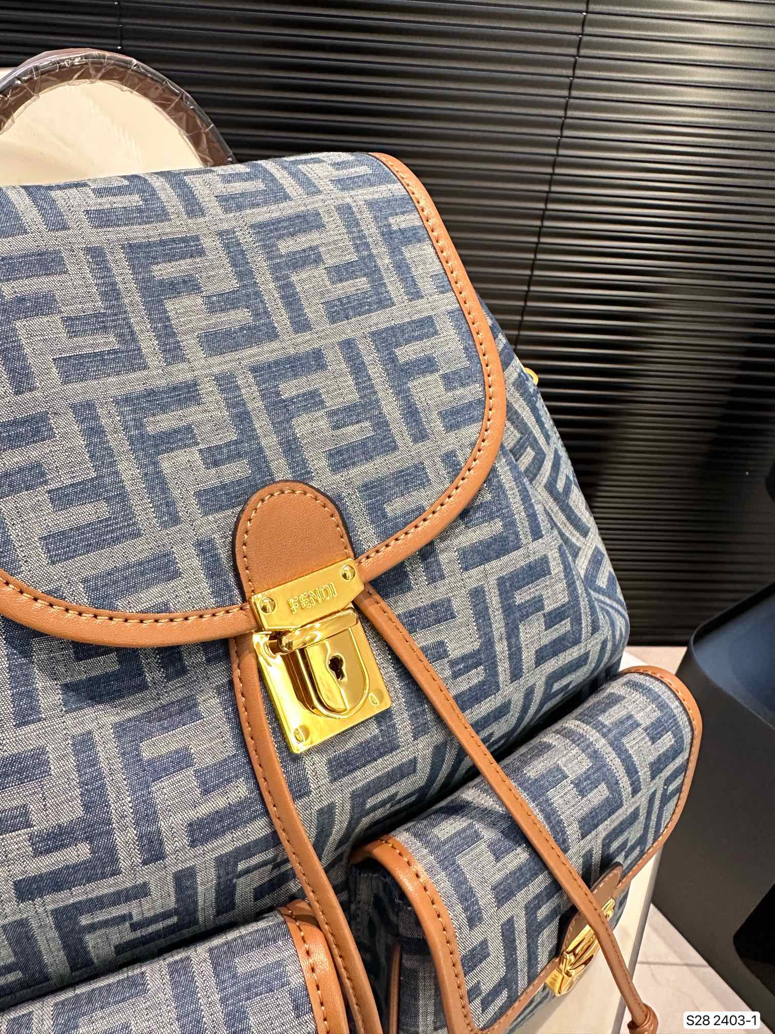 Fen new arrival backpack bag size： 32 * 36  cm