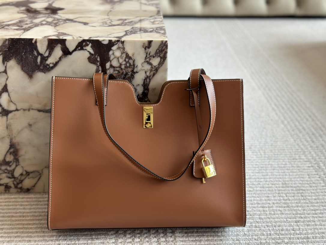 Ce new arrival 2025 tote bag size: 37*29 cm