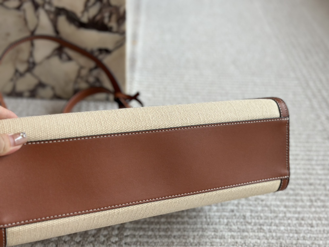 Ce new arrival 2025 tote bag size: 37*29 cm