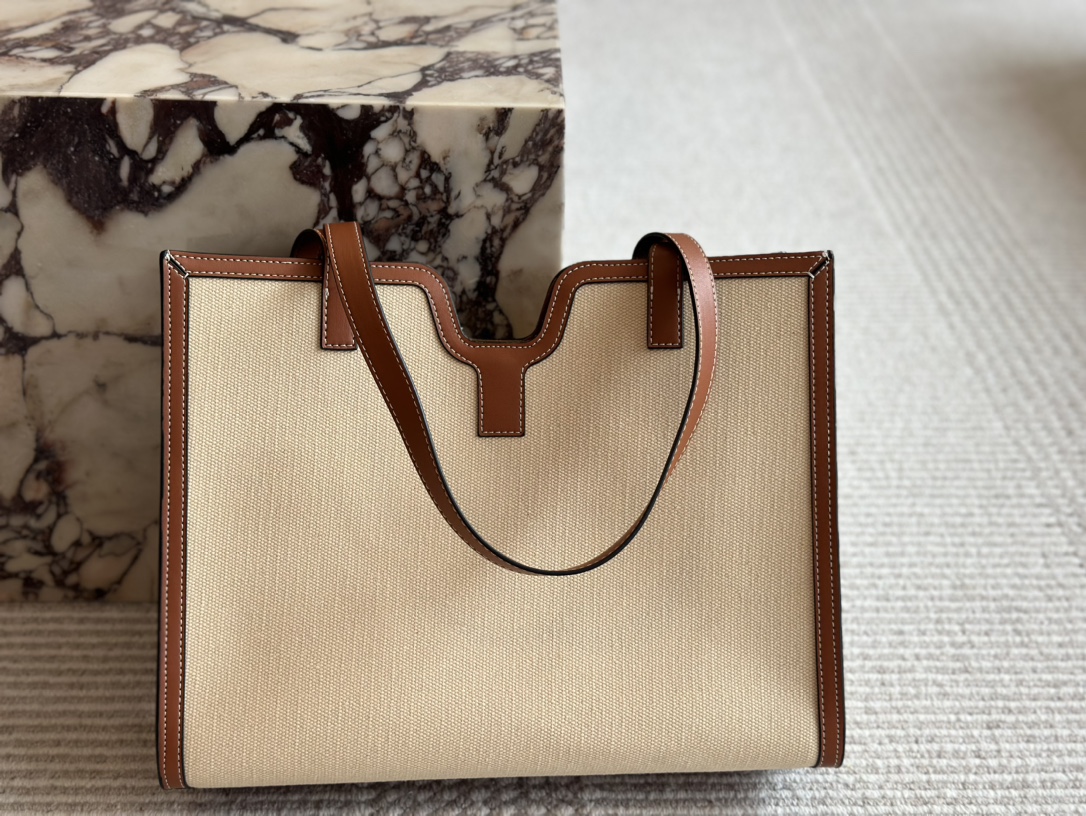 Ce new arrival 2025 tote bag size: 37*29 cm