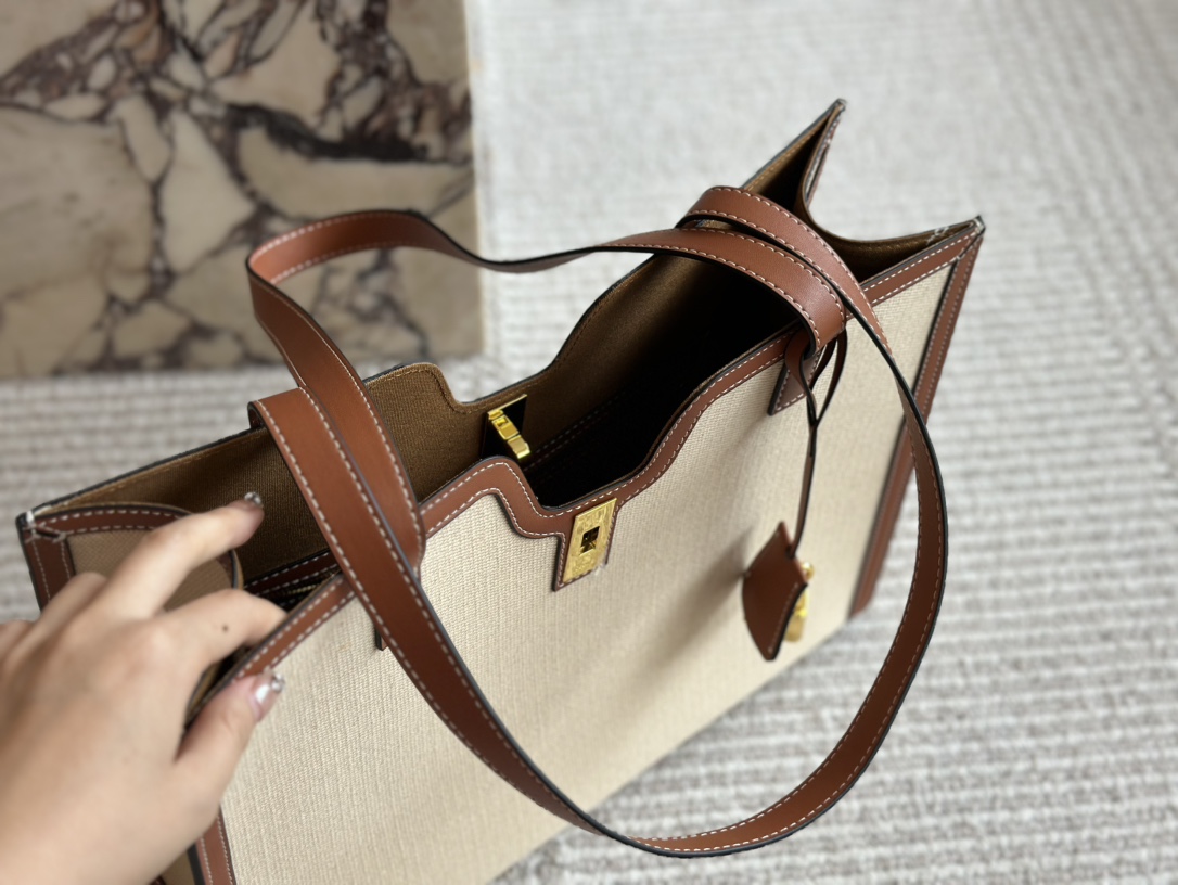 Ce new arrival 2025 tote bag size: 37*29 cm