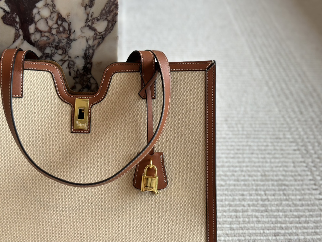 Ce new arrival 2025 tote bag size: 37*29 cm