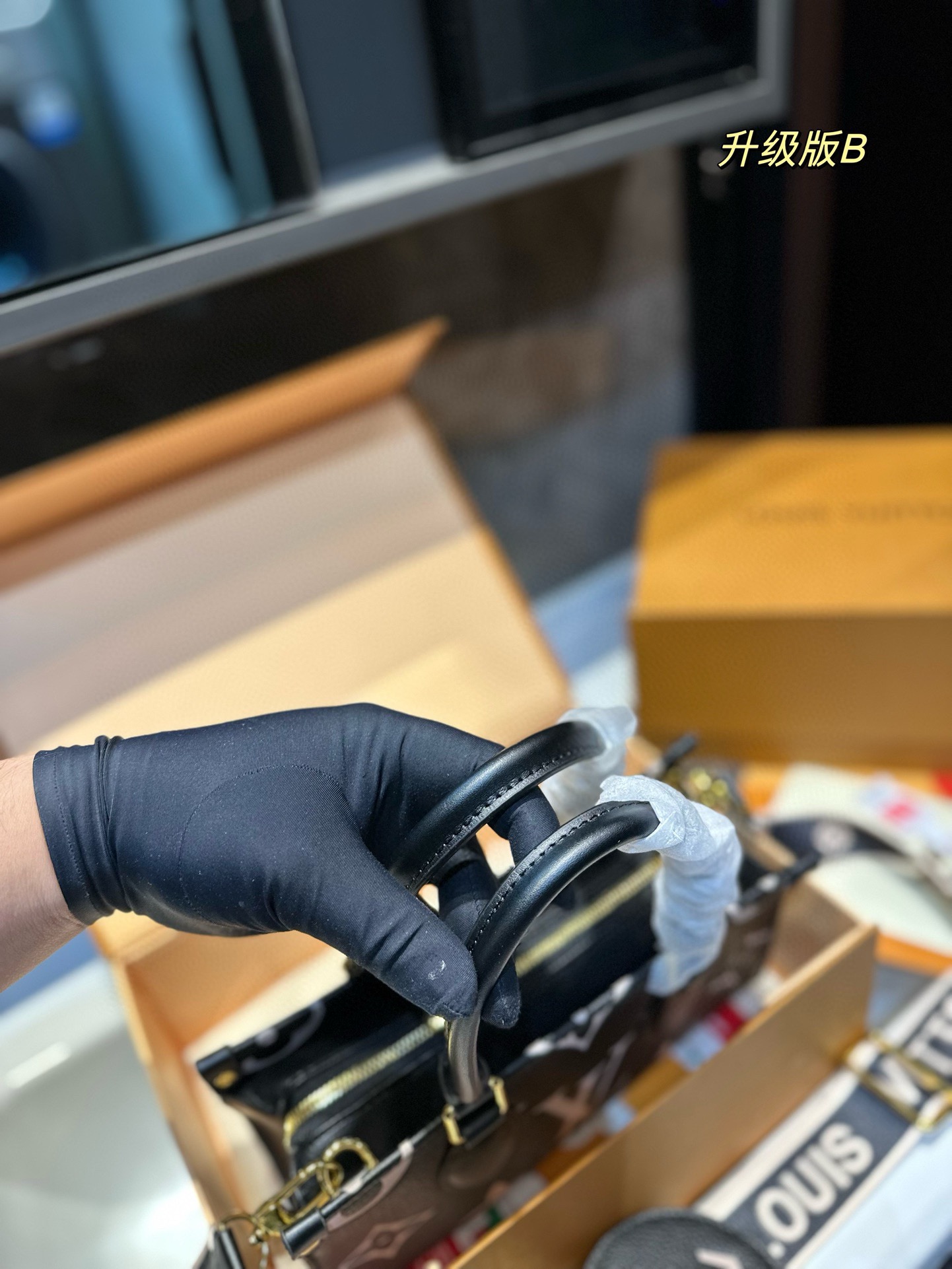 Louis new arrival Onthego East West bag size: 25.14cm