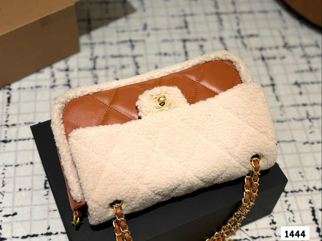 Cc 24K new arrival winter cf bag size: 26*16 cm