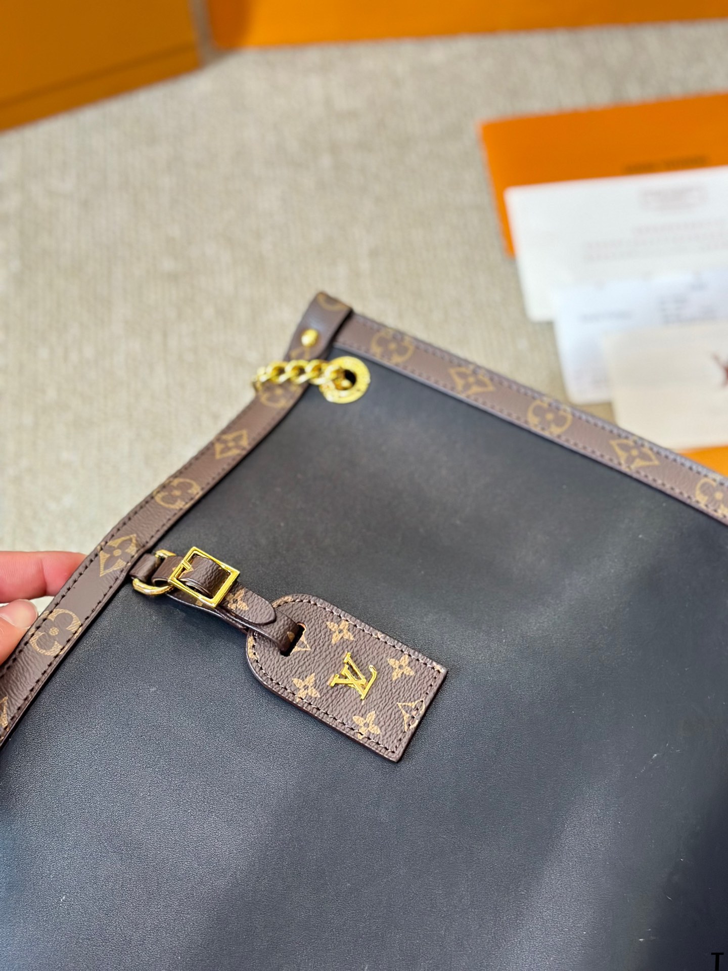 Louis new arrival I Low Key onthego bag size: 35 * 30cm