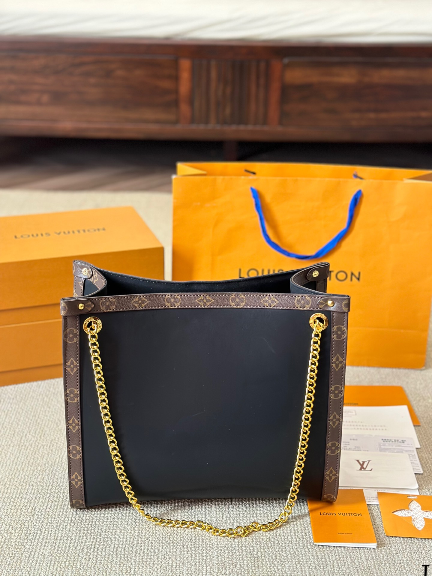 Louis new arrival I Low Key onthego bag size: 35 * 30cm