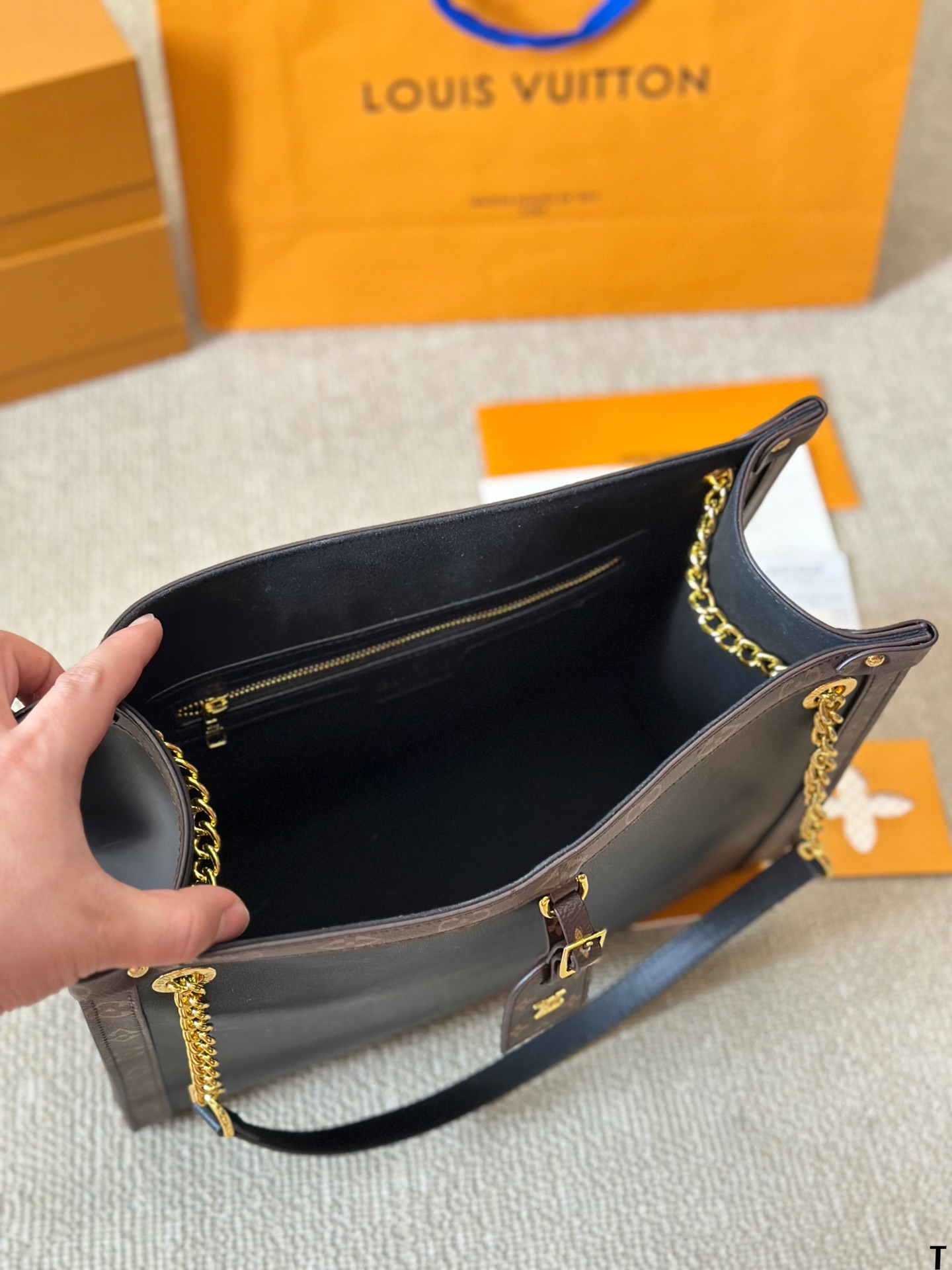 Louis new arrival I Low Key onthego bag size: 35 * 30cm