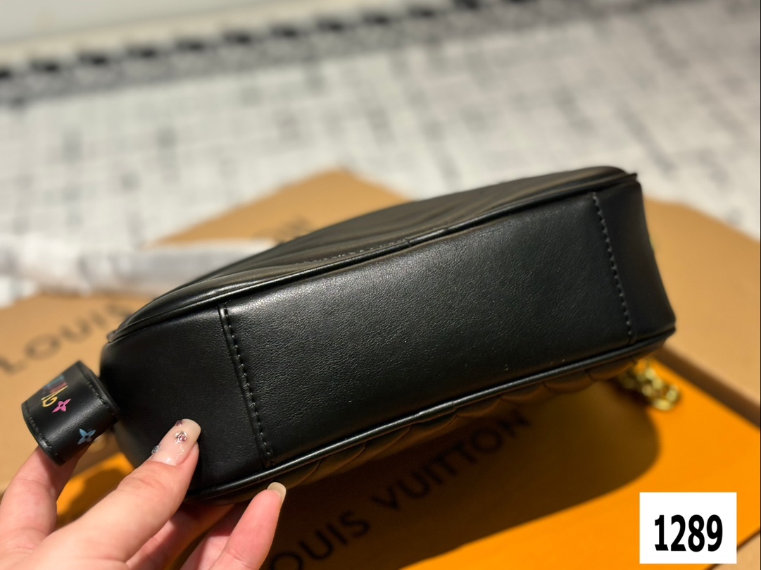 Louis new arrival wave bag size: 23 cm