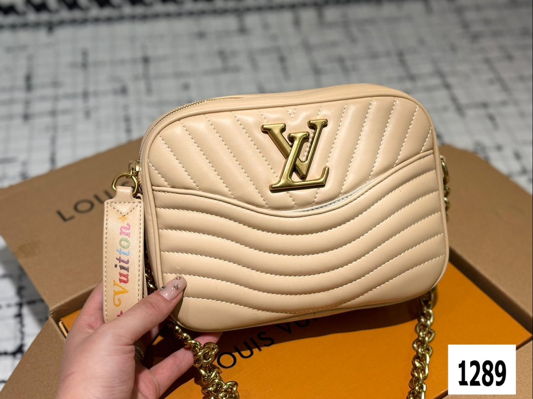 Louis new arrival wave bag size: 23 cm