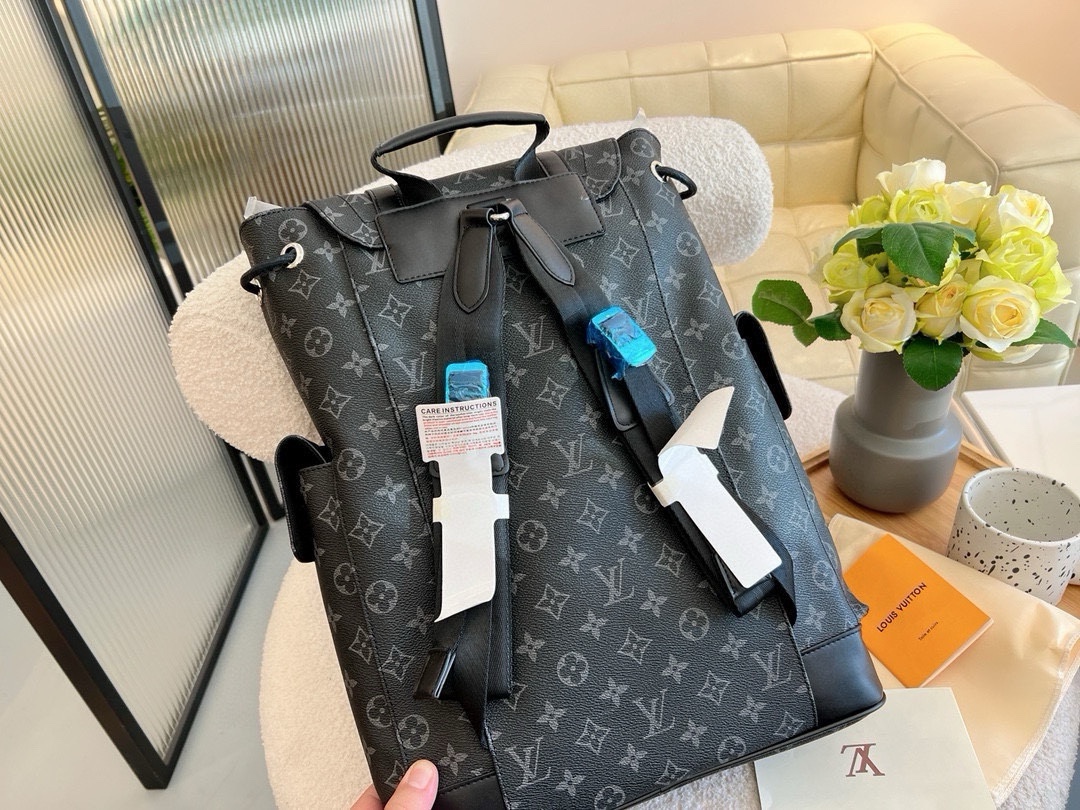 Louis new arrival men backpack bag 003 size: 31*15*45 cm