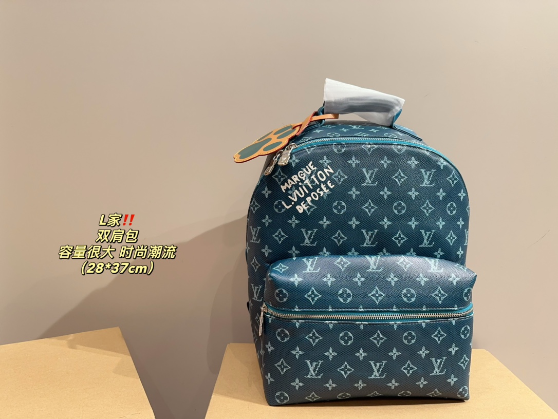 Louis new arrival men backpack bag size;28* 37 cm