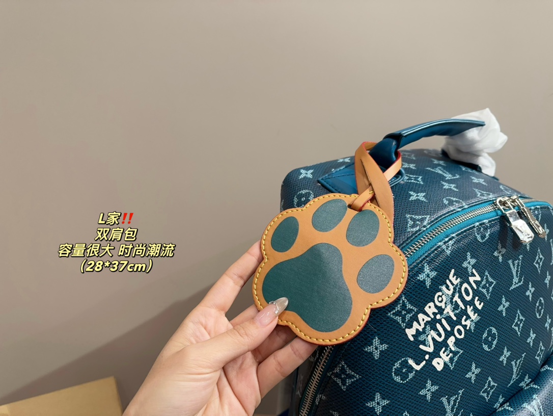 Louis new arrival men backpack bag size;28* 37 cm