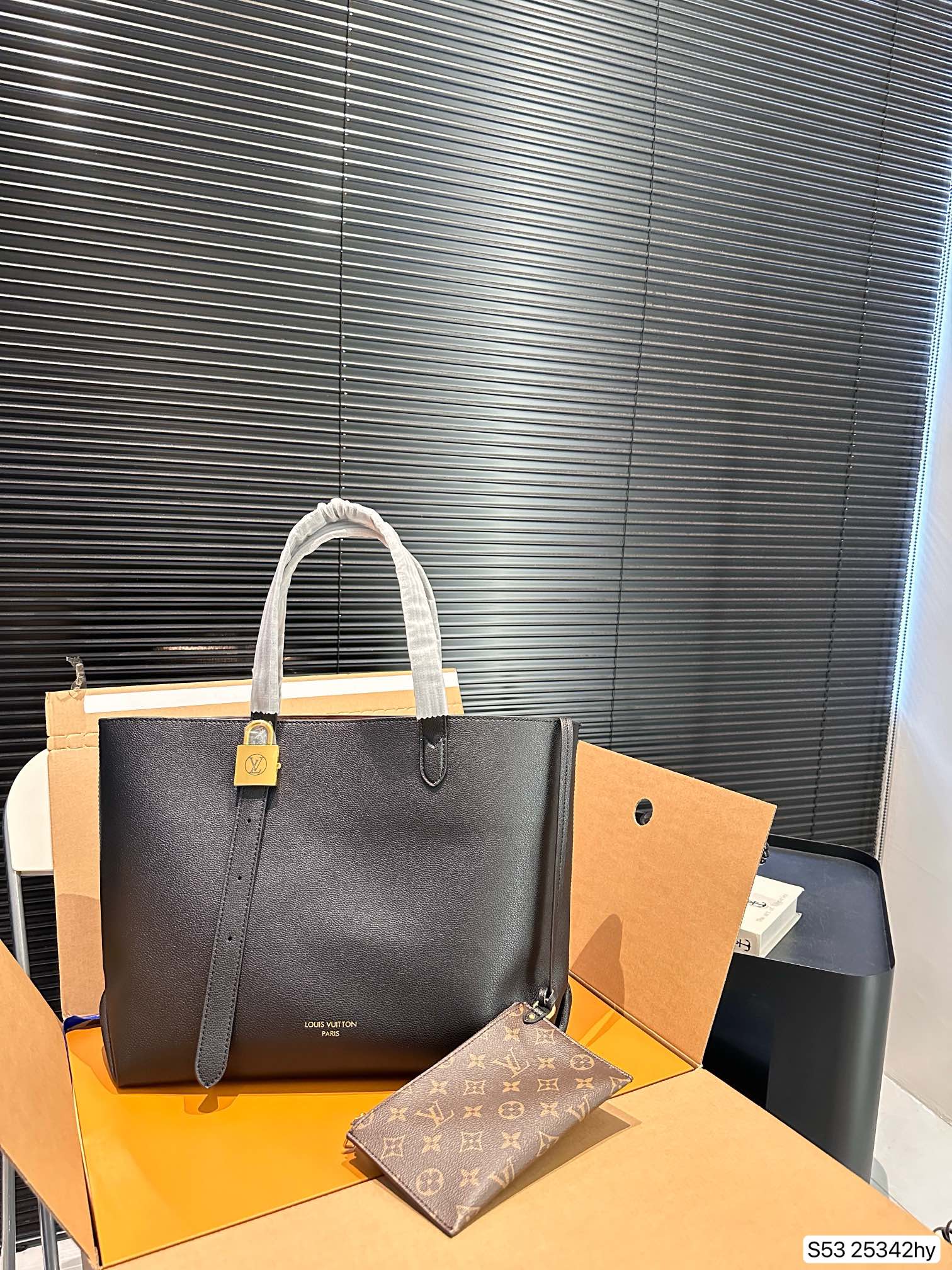 Louis new arrival lock hobo tote bag size��47 * 31 cm