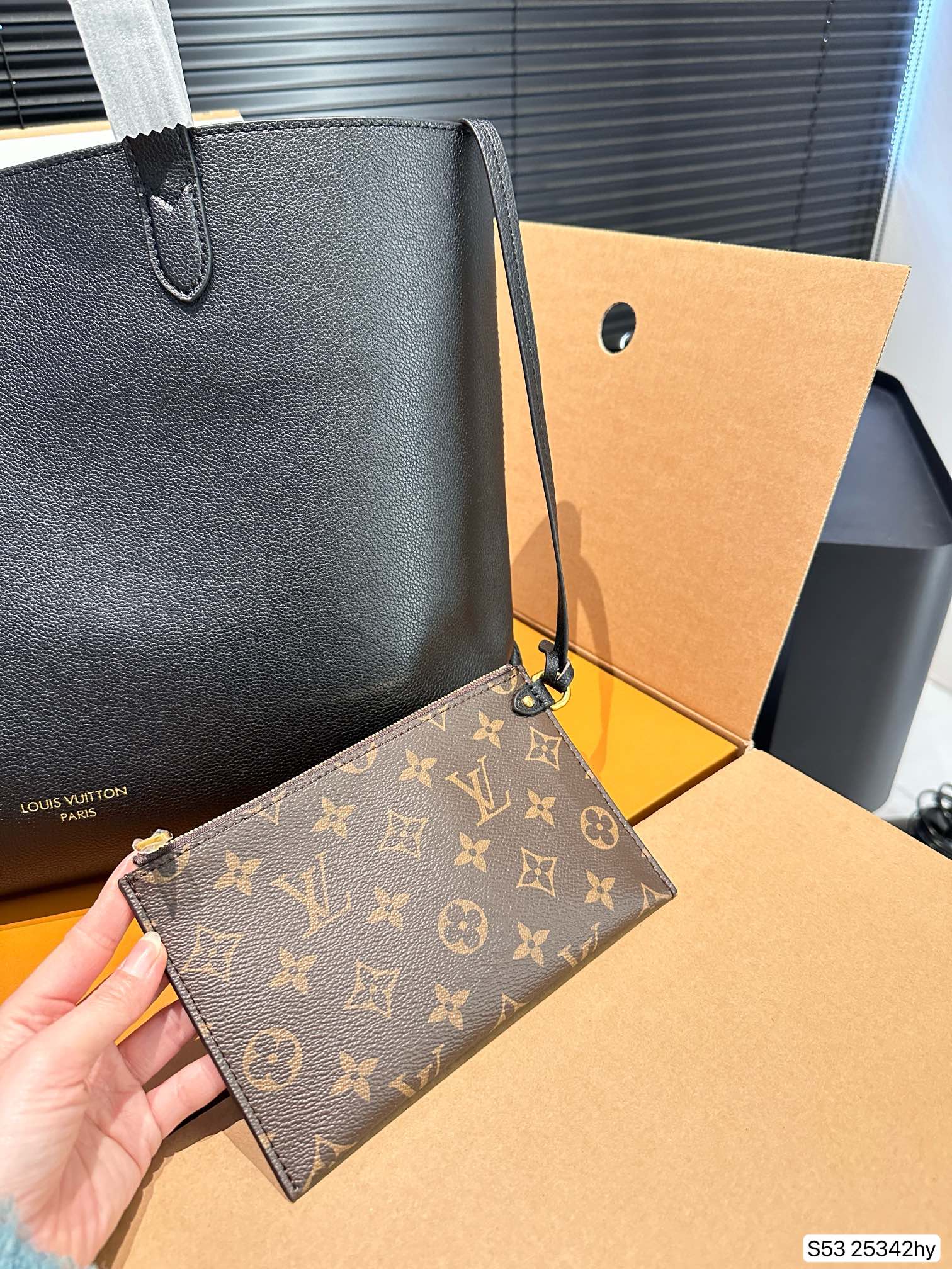 Louis new arrival lock hobo tote bag size；47 * 31 cm