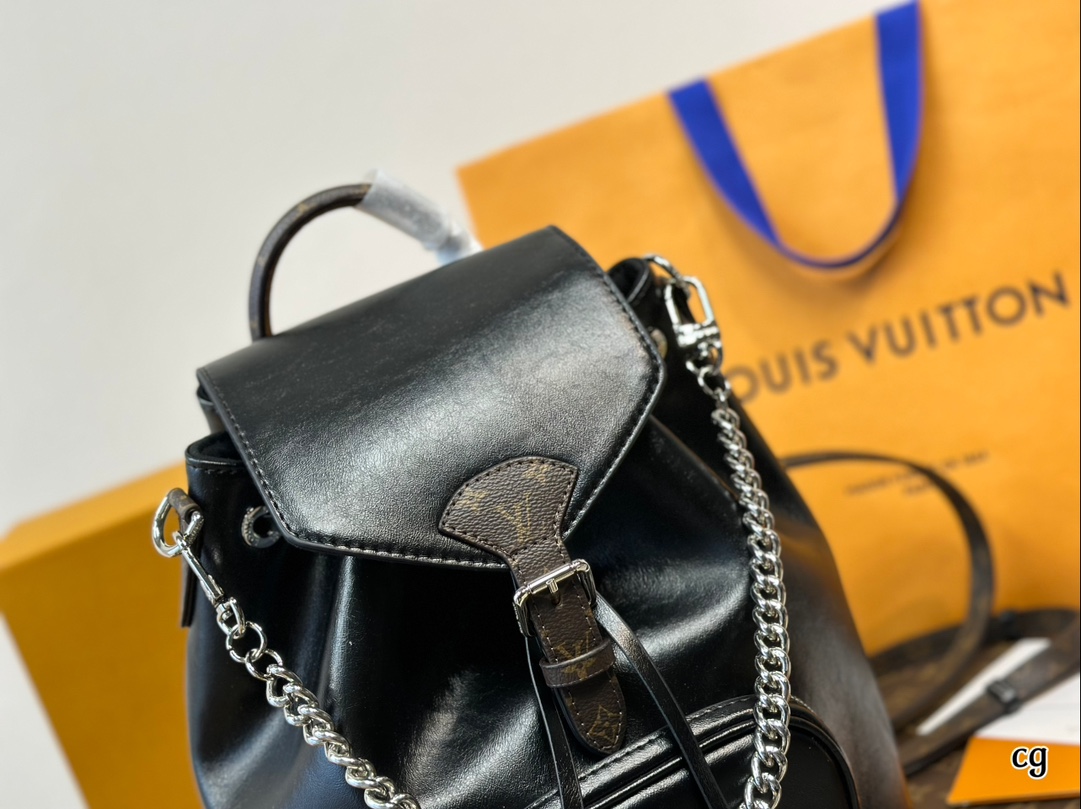 Louis new arrival backpack bag size: 26*28 cm