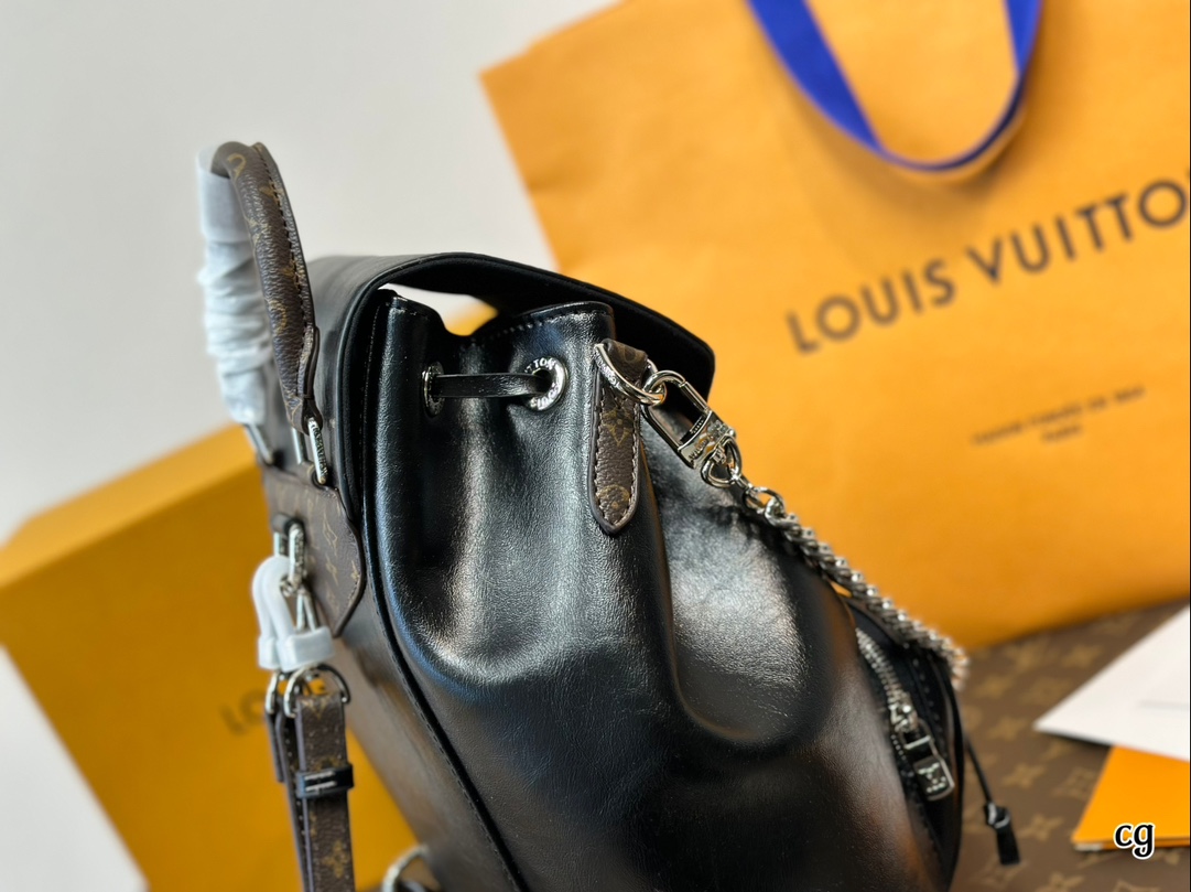 Louis new arrival backpack bag size: 26*28 cm