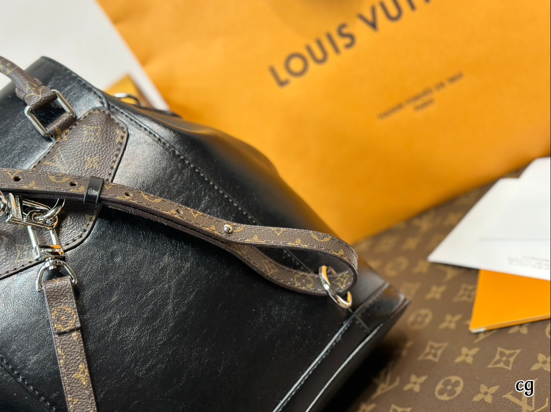 Louis new arrival backpack bag size: 26*28 cm