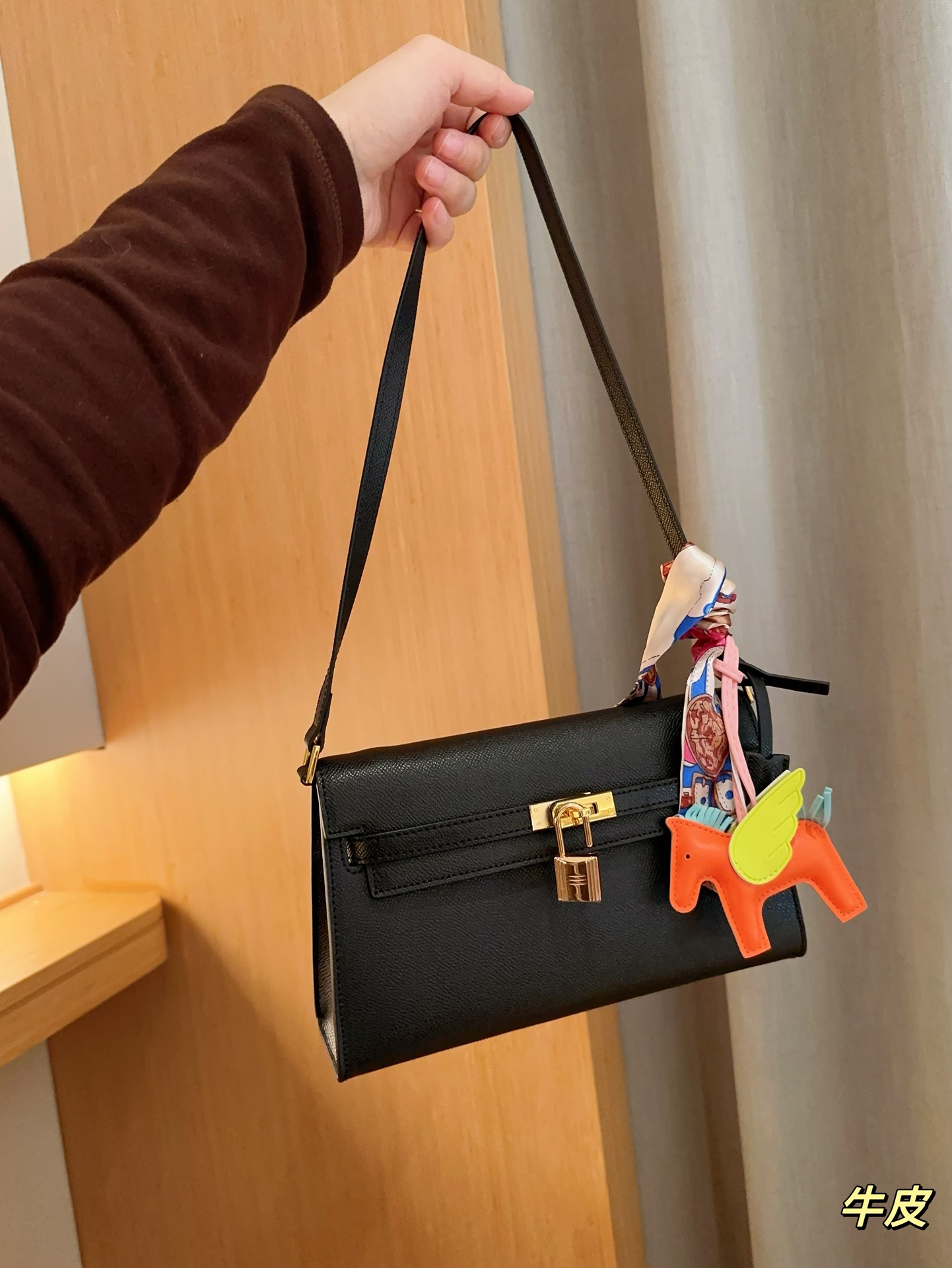 Her Kelly elan hobo bag size: 25*15*7 cm