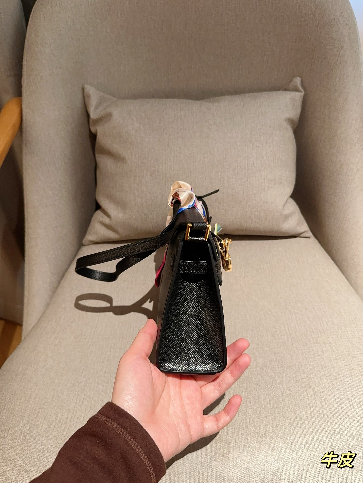 Her Kelly elan hobo bag size: 25*15*7 cm