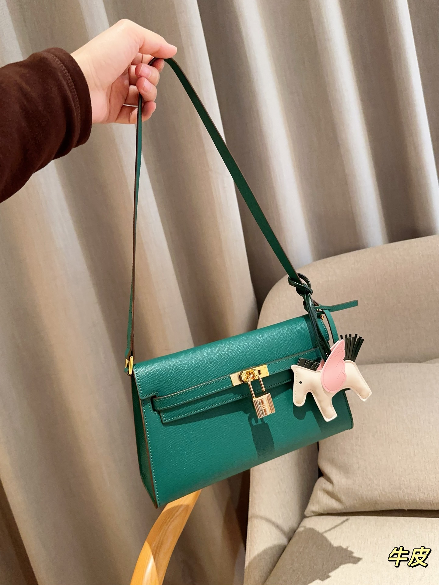 Her Kelly elan hobo bag size: 25*15*7 cm