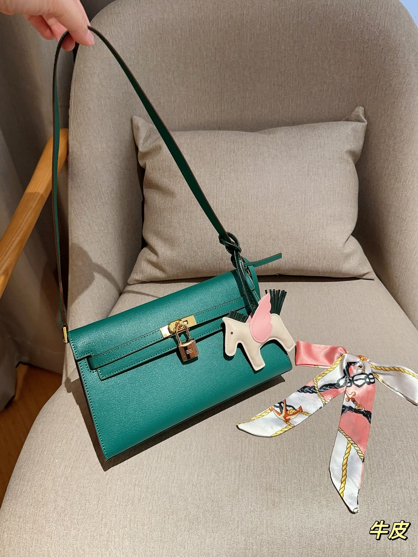 Her Kelly elan hobo bag size: 25*15*7 cm