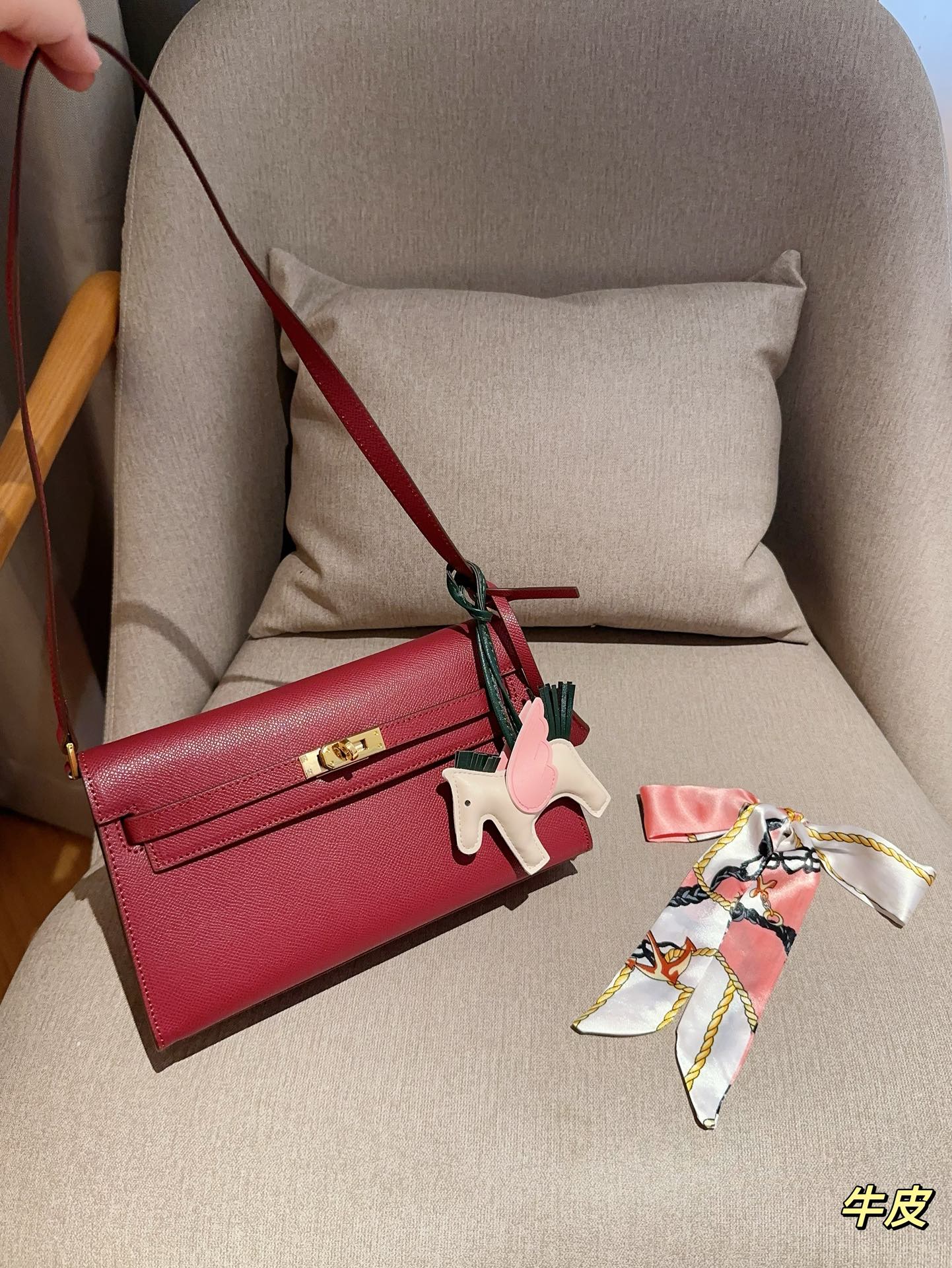 Her Kelly elan hobo bag size: 25*15*7 cm