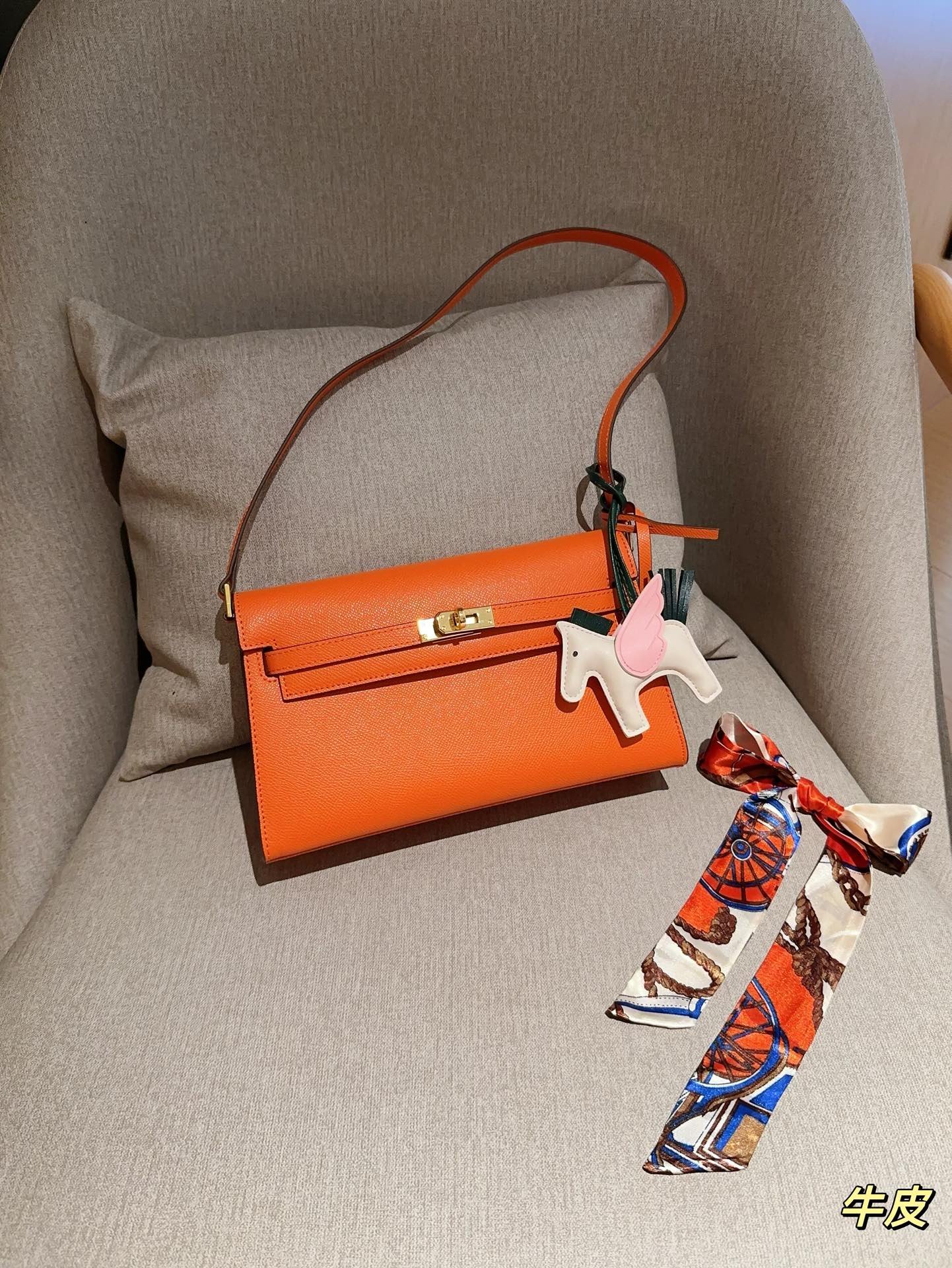 Her Kelly elan hobo bag size: 25*15*7 cm