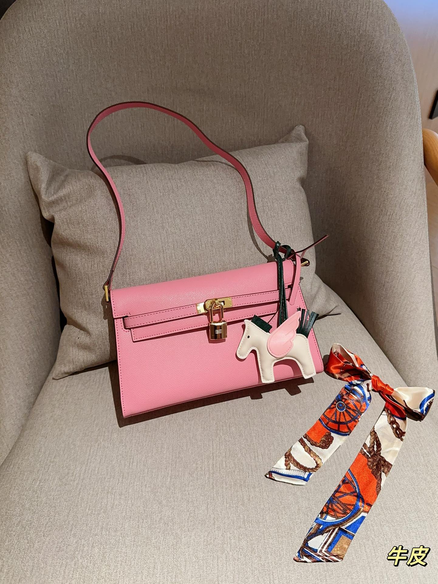 Her Kelly elan hobo bag size: 25*15*7 cm