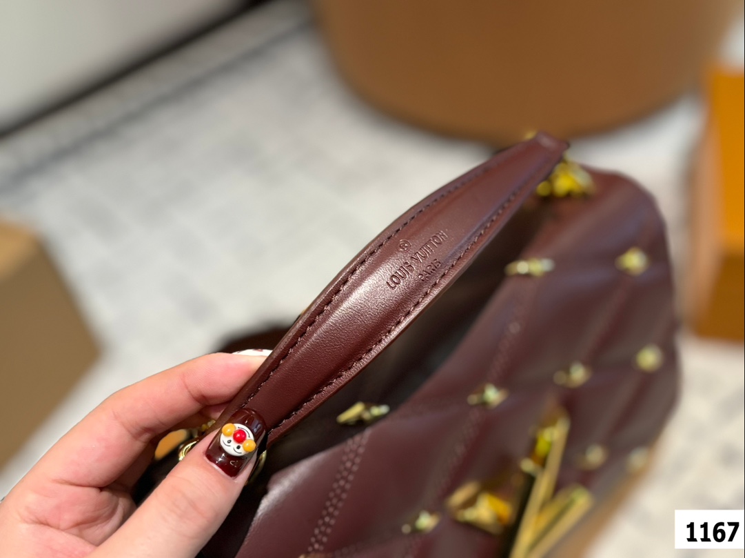 Louis new arrival bag 002 size： 22*13 cm