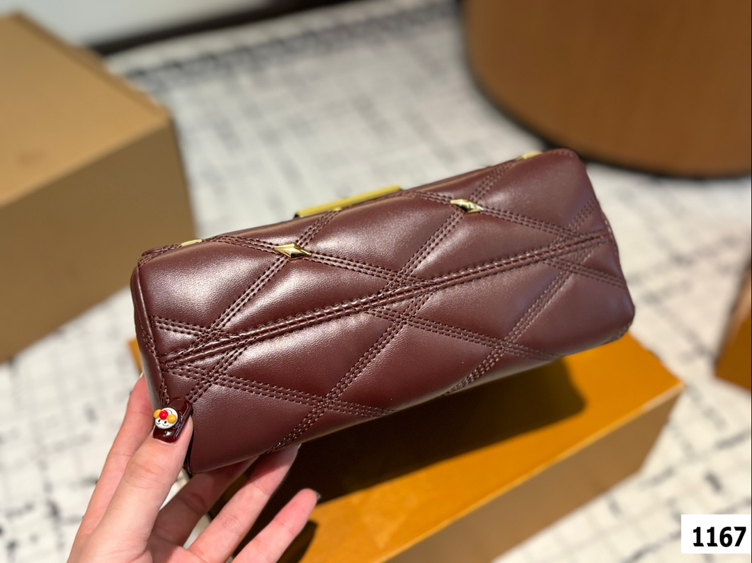 Louis new arrival bag 002 size： 22*13 cm