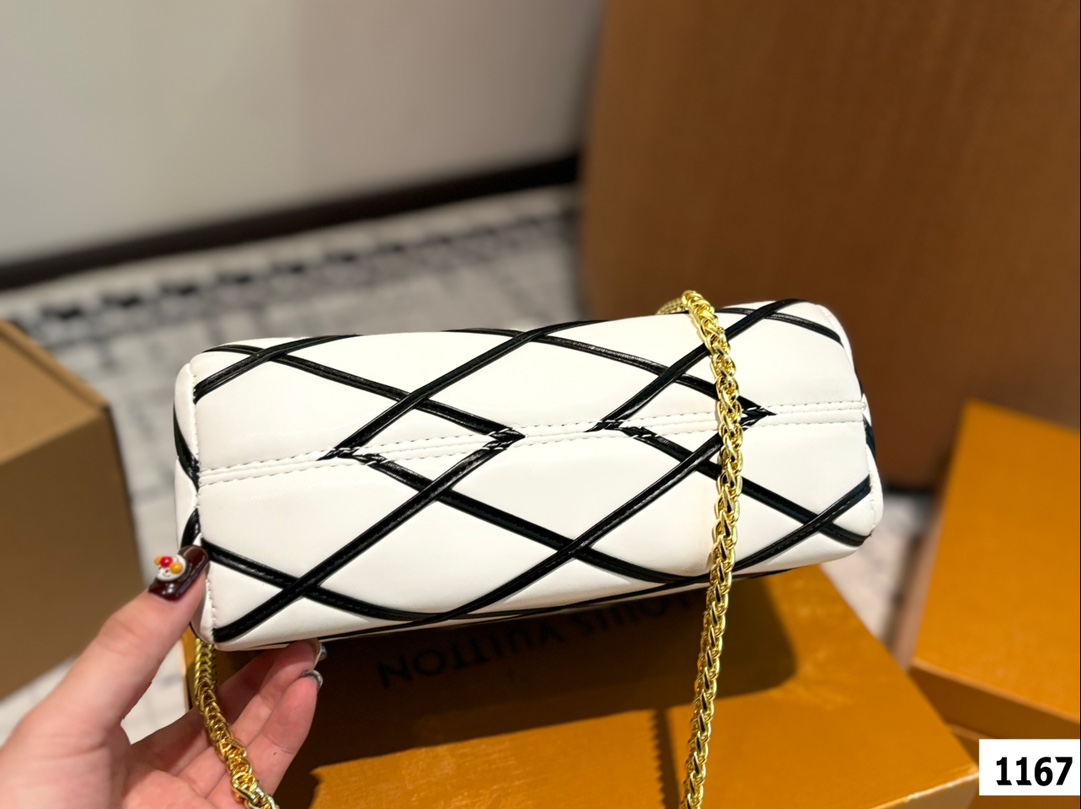 LV new arrival Twist bag size: 22*13 cm