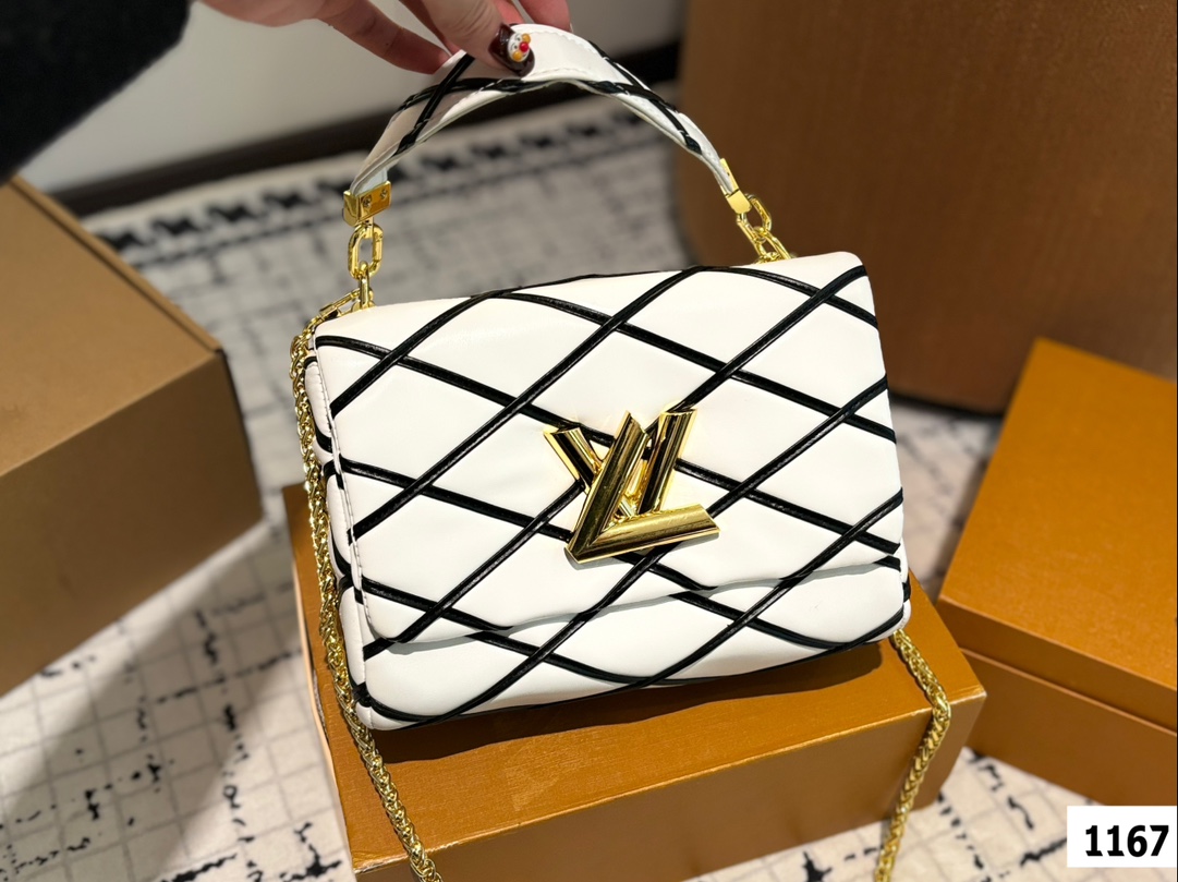 LV new arrival Twist bag size: 22*13 cm