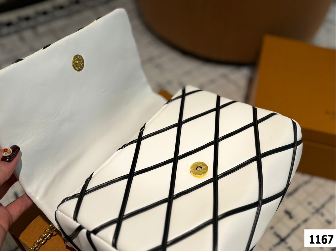 LV new arrival Twist bag size: 22*13 cm