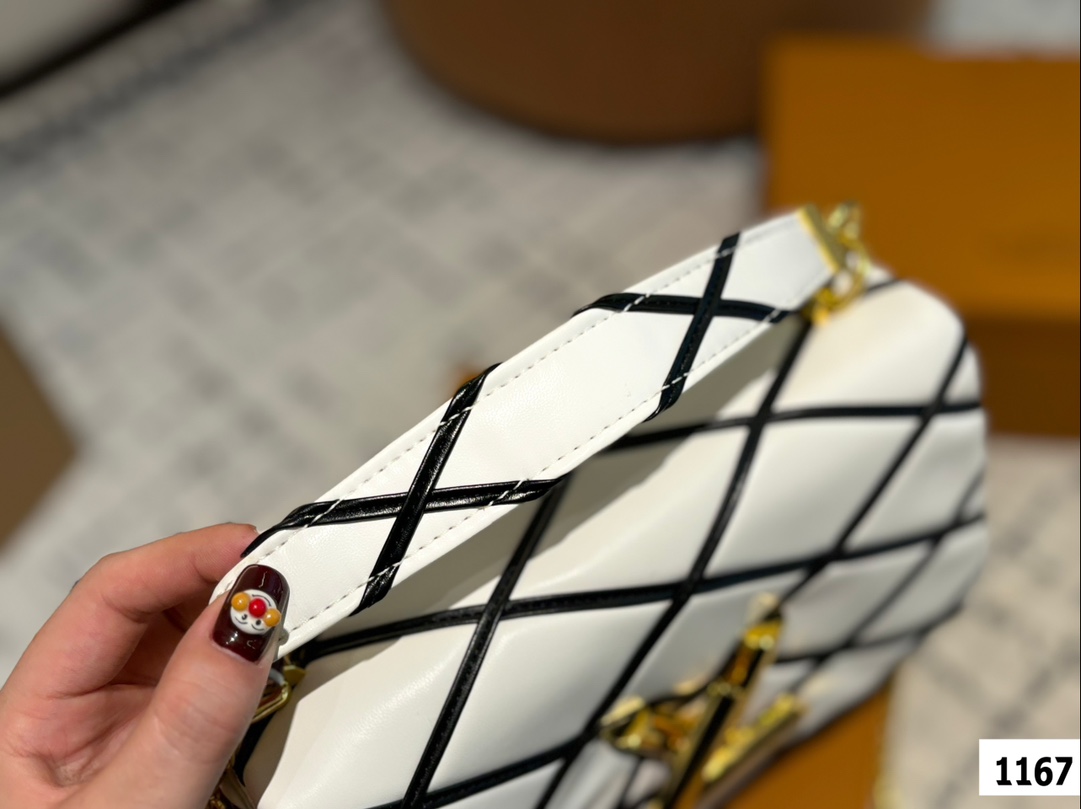 LV new arrival Twist bag size: 22*13 cm