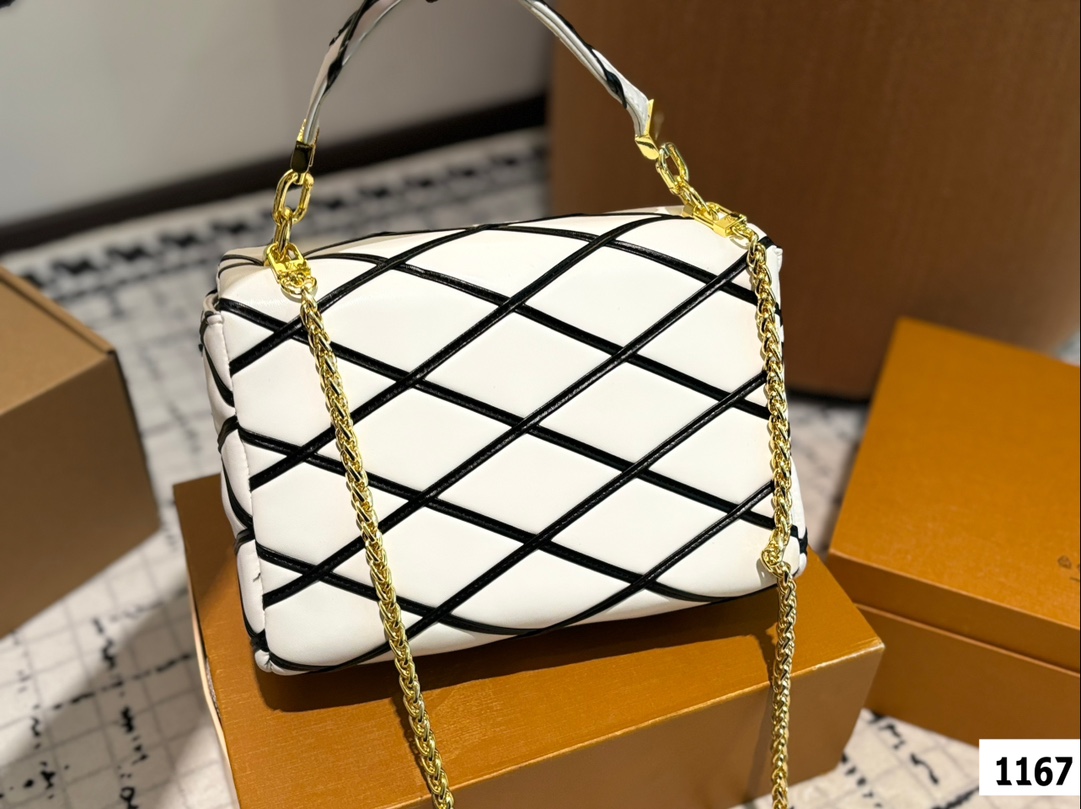 LV new arrival Twist bag size: 22*13 cm