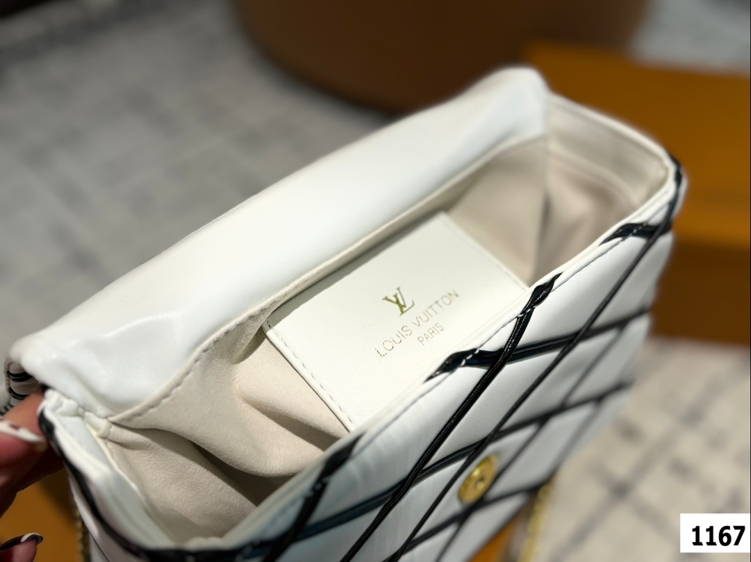 LV new arrival Twist bag size: 22*13 cm