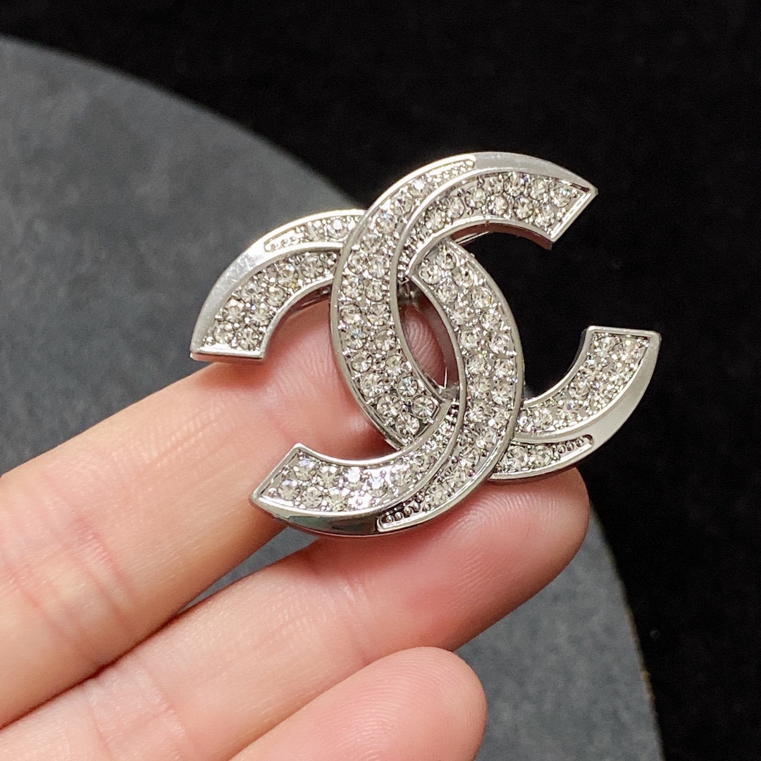 Cc brooch 0074