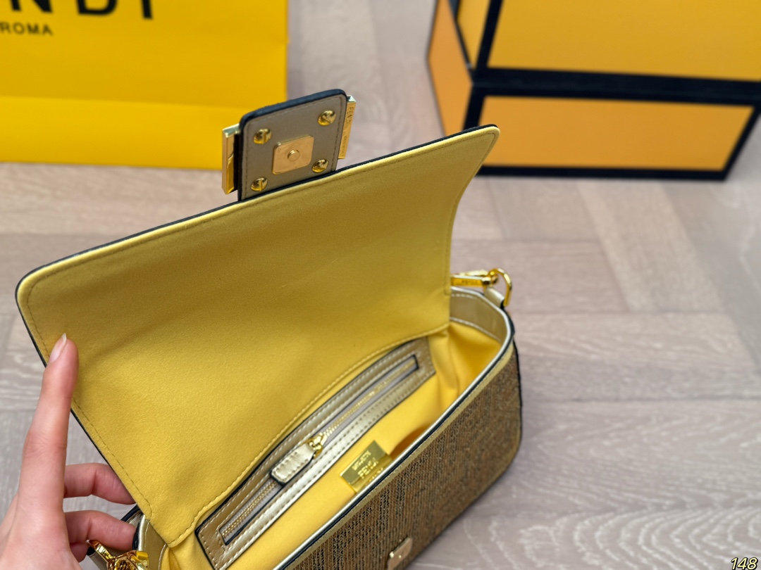 Fen new arrival Baguette Chain bag size；26*15 cm