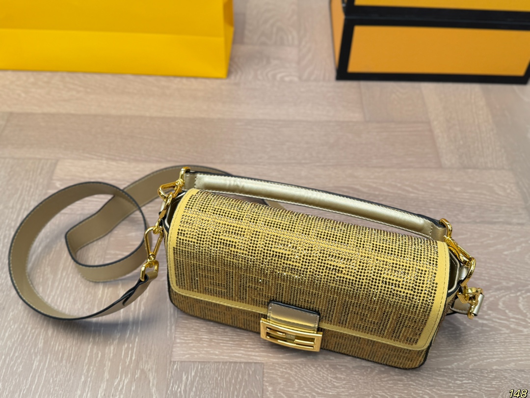 Fen new arrival Baguette Chain bag size；26*15 cm