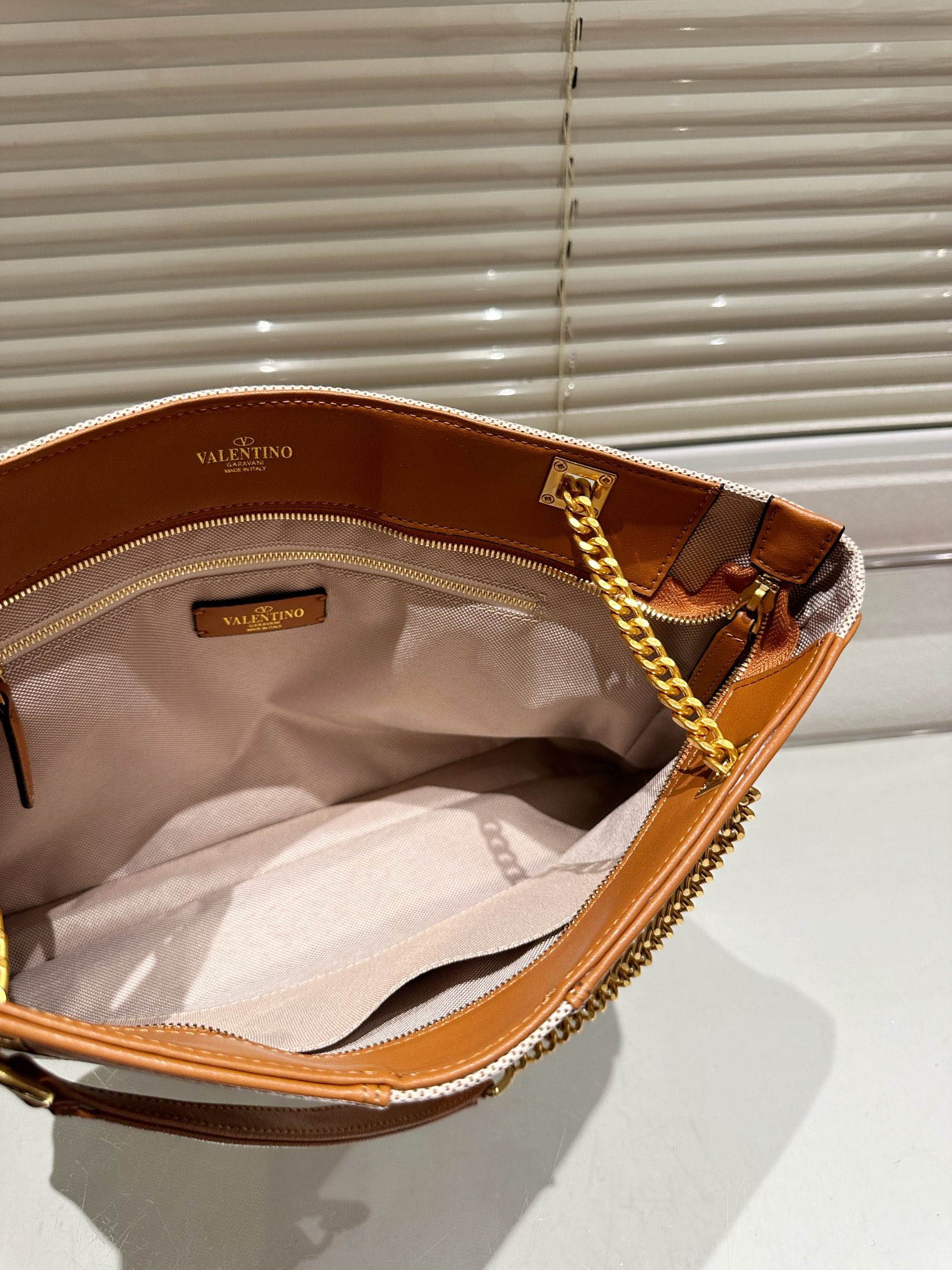 Val new arrival Letter tote Bag  size: 37*26 cm