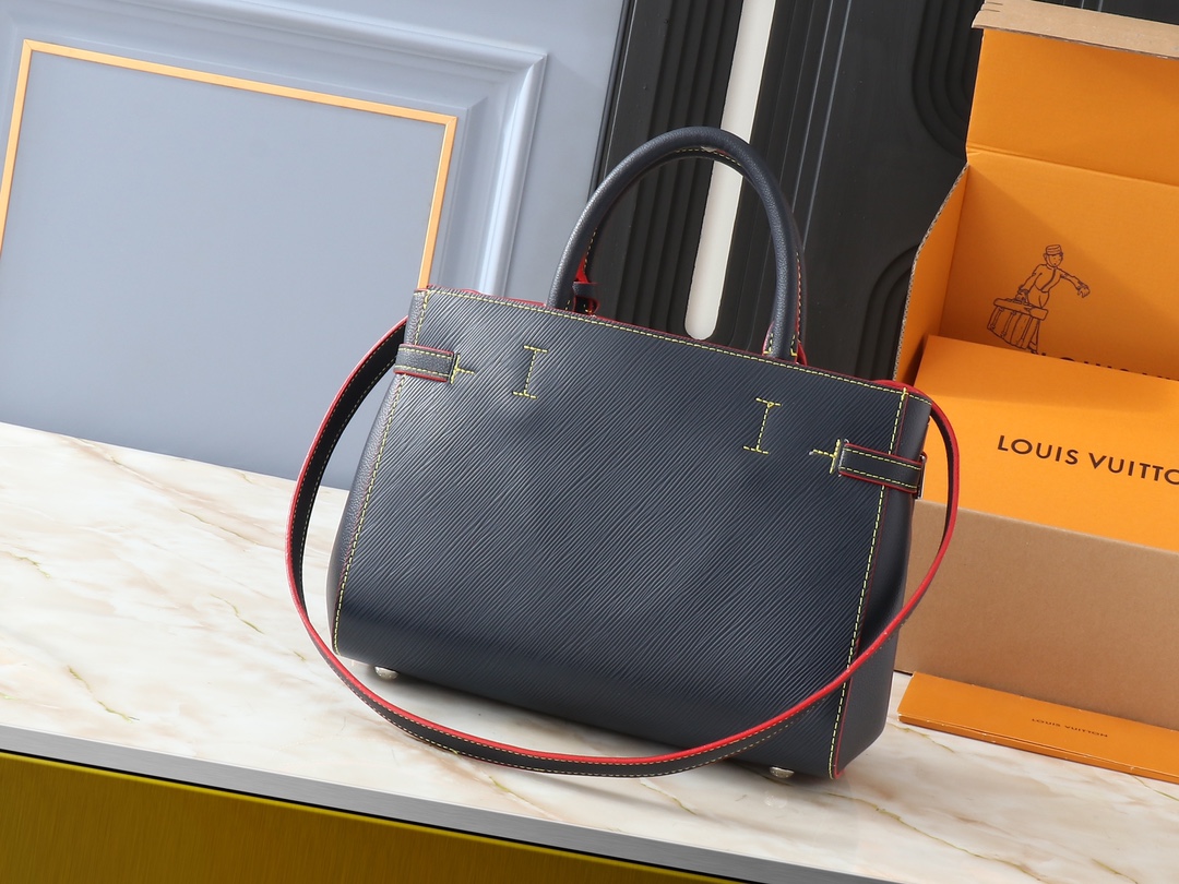 louis new arrival Twist Tote bag size: 30*22*13 cm