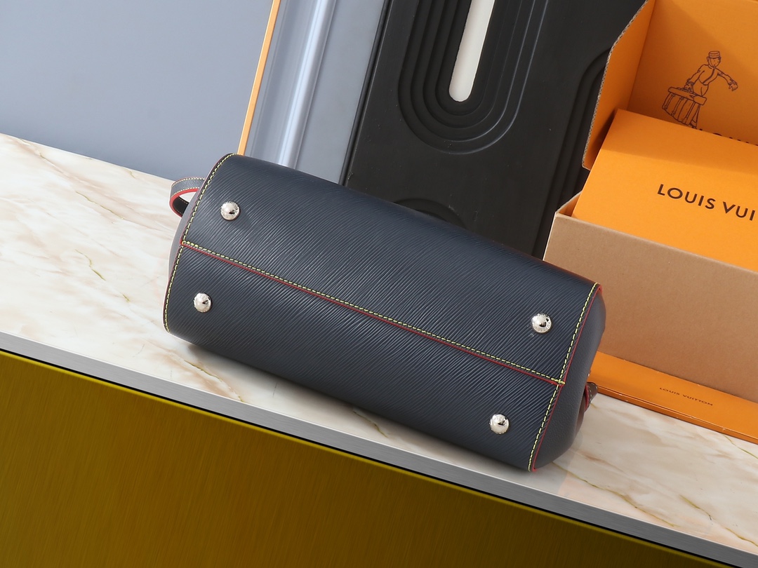 louis new arrival Twist Tote bag size: 30*22*13 cm