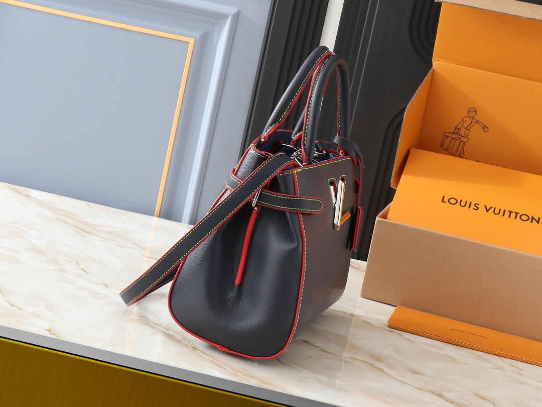 louis new arrival Twist Tote bag size: 30*22*13 cm