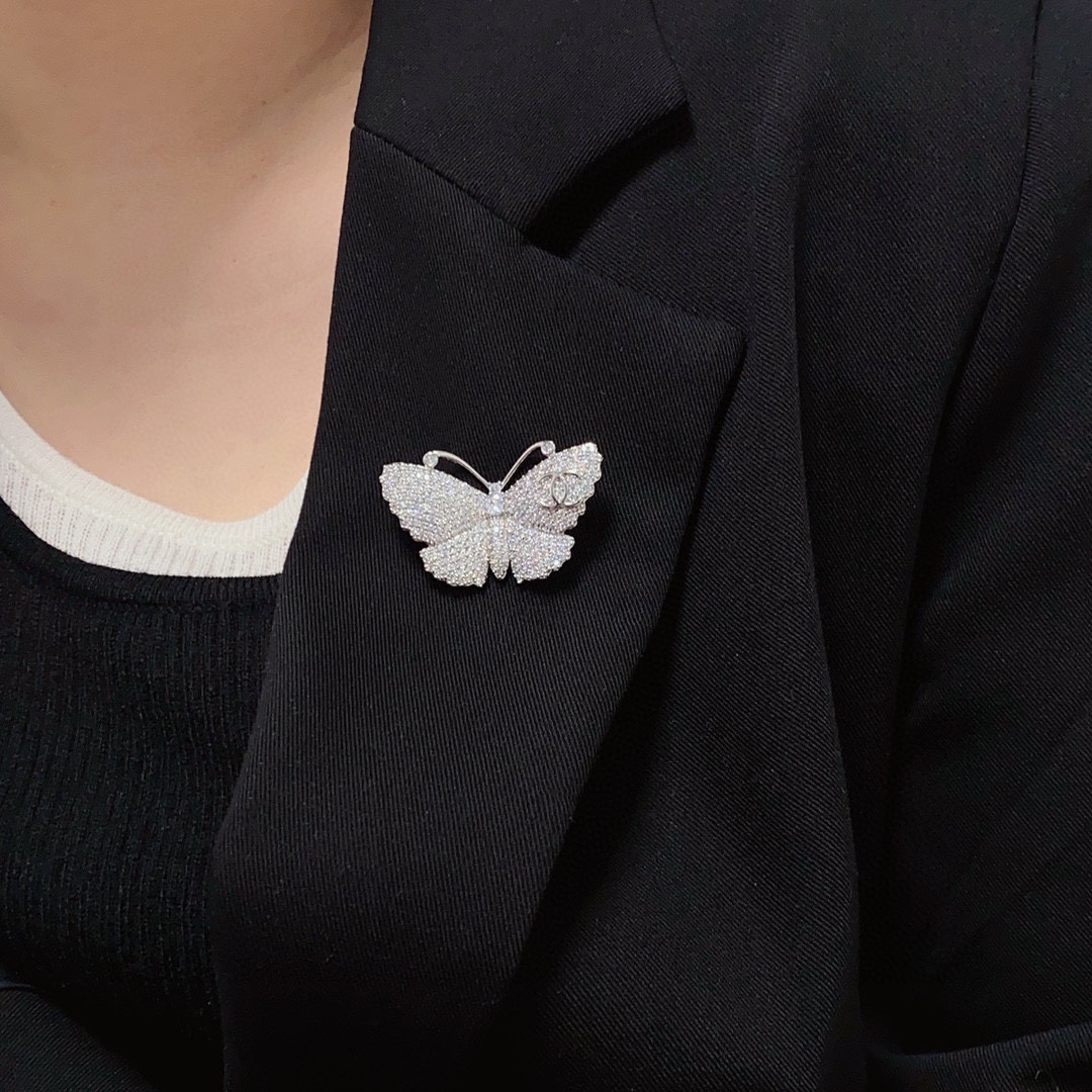 Cc brooch 0090
